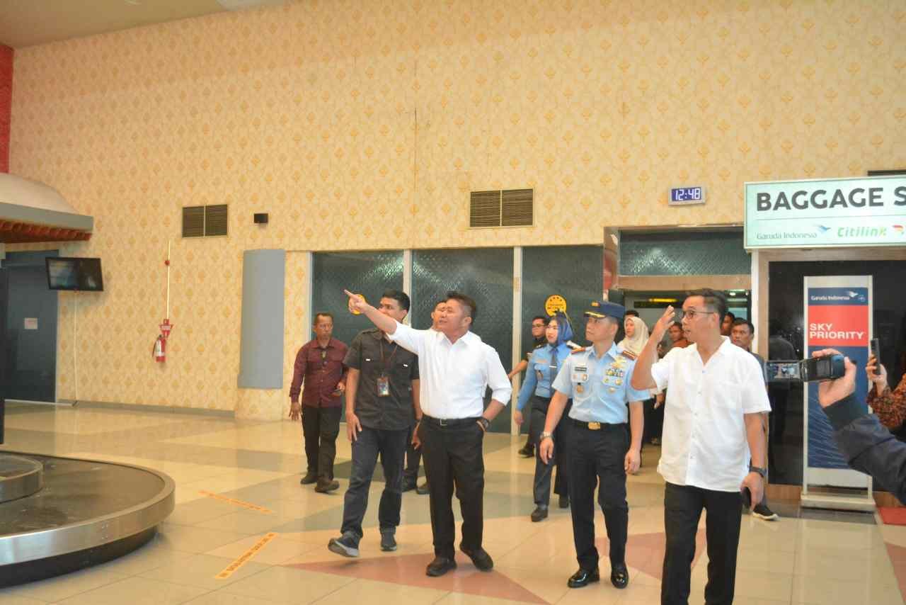 Gubernur Sumsel, Herman Deru saat meninjau Bandara SMB II Palembang