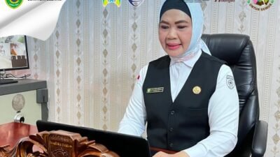 Kepala Dinas Pemberdayaan Perempuan dan Perlindungan Anak (DPPPA) Provinsi Sumatera Selatan, Fitriana S.Sos M.Si memberikan kata sambutan via daring dalam kegiatan verifikasi Lapangan Hybrid (VLH) terkait evaluasi Kota Layak Anak (KLH) Kabupaten Empat Lawang bertempat di Ruang Kadis PPPA Sumsel, Rabu (30/4/2025).