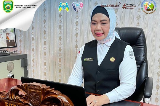 Kepala Dinas Pemberdayaan Perempuan dan Perlindungan Anak (DPPPA) Provinsi Sumatera Selatan, Fitriana S.Sos M.Si memberikan kata sambutan via daring dalam kegiatan verifikasi Lapangan Hybrid (VLH) terkait evaluasi Kota Layak Anak (KLH) Kabupaten Empat Lawang bertempat di Ruang Kadis PPPA Sumsel, Rabu (30/4/2025).