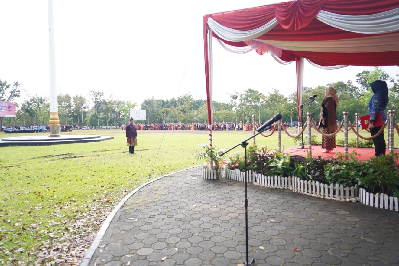Wakil Bupati Banyuasin memimpin upacara peringatan Hari Pendidikan Nasional