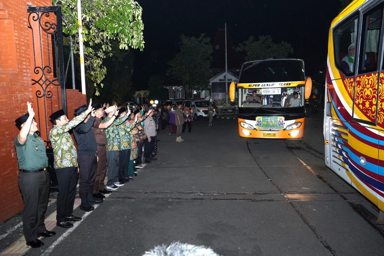 Bupati Sidoarjo, H. Subandi, melepas keberangkatan Calon Jamaah Haji (CJH) asal Kabupaten Sidoarjo untuk kloter 20