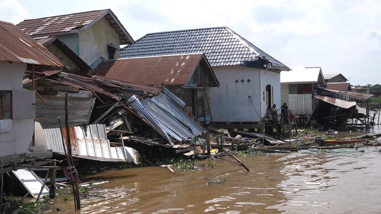 Rumah Warga di RT 07,08 Kelurahan Gandus, Gandus Palembang, rusak akibat tertabrak tongkang batu bara, Sabtu (03/05/2025) malam