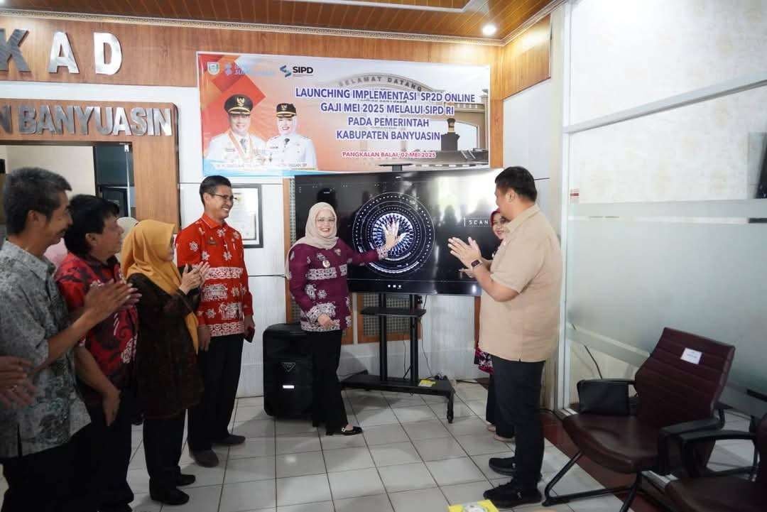 Wabup Banyuasin, Netta Indian (ke dua kanan) saat meluncurkan Sistem SP2D Online melalui platform SIPD RI (Sistem Informasi Pemerintahan Daerah Republik Indonesia), Jumat (2/5/2025). (Foto: Humas Pemkab Banyuasin)
