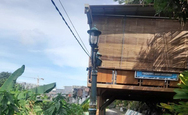 Salah satu bangunan RTHP atau Ruang Terbuka Hijau Publik milik RW 17 Karanganyar, Brontokusuman yang diduga menyalah. Bangunan tersebut berada di pinggir sungai. Foto : Simon)