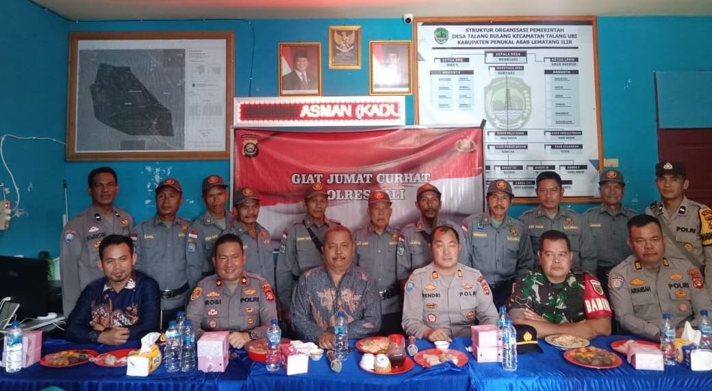 Polres PALI menyambangi masyarakat Desa Talang Bulang dalam kegiatan "Jum'at Curhat"
