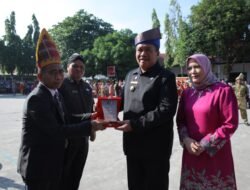 Bupati Gunakan Tanjak Melayu Pimpin Hardiknas di Kabupaten Asahan