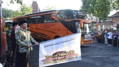 Bupati Subandi Berangkatkan Jamaah Haji Kloter 11 dari Sidoarjo