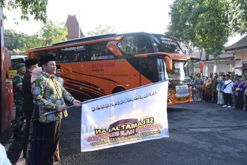 Bupati Subandi Berangkatkan Jamaah Haji Kloter 11 dari Sidoarjo