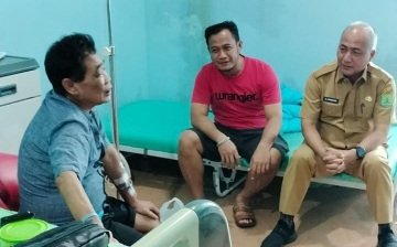 Besuk Ketua PWI Sumsel, Sekda Kaget Kurnaidi Telah di Opname 11 Hari