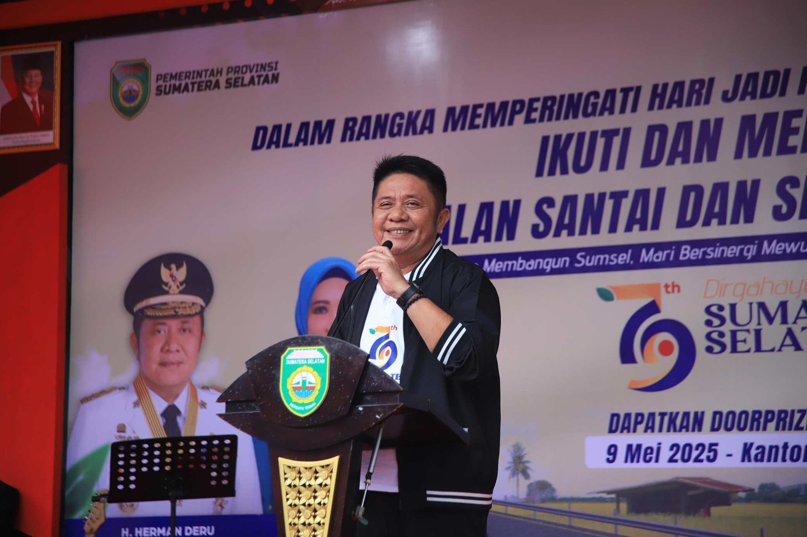 Herman Deru saat mengikuti jalan santai dan senam bersama di halaman Kantor Gubernur Sumsel, Jumat (9/5/2025) pagi.