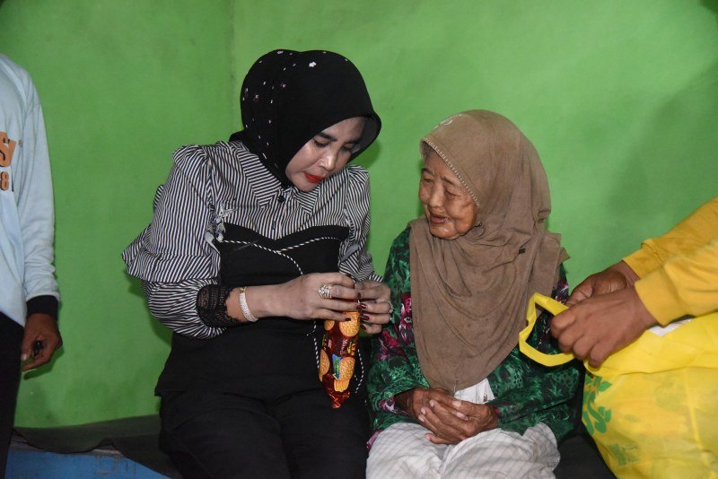 Wabup Sidoarjo Kunjungi Nenek yang Tinggal Sebatangkara
