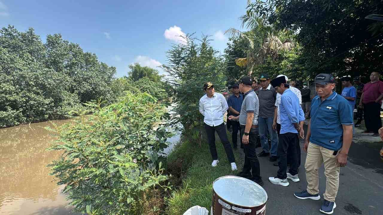 Bupati Sidoarjo Subandi langsung meluncur ke lokasi tangkis longsor di Desa Kedungpringgodani dan Desa Bakungpringgodani, Kecamatan Balongbendo, Sidoarjo.