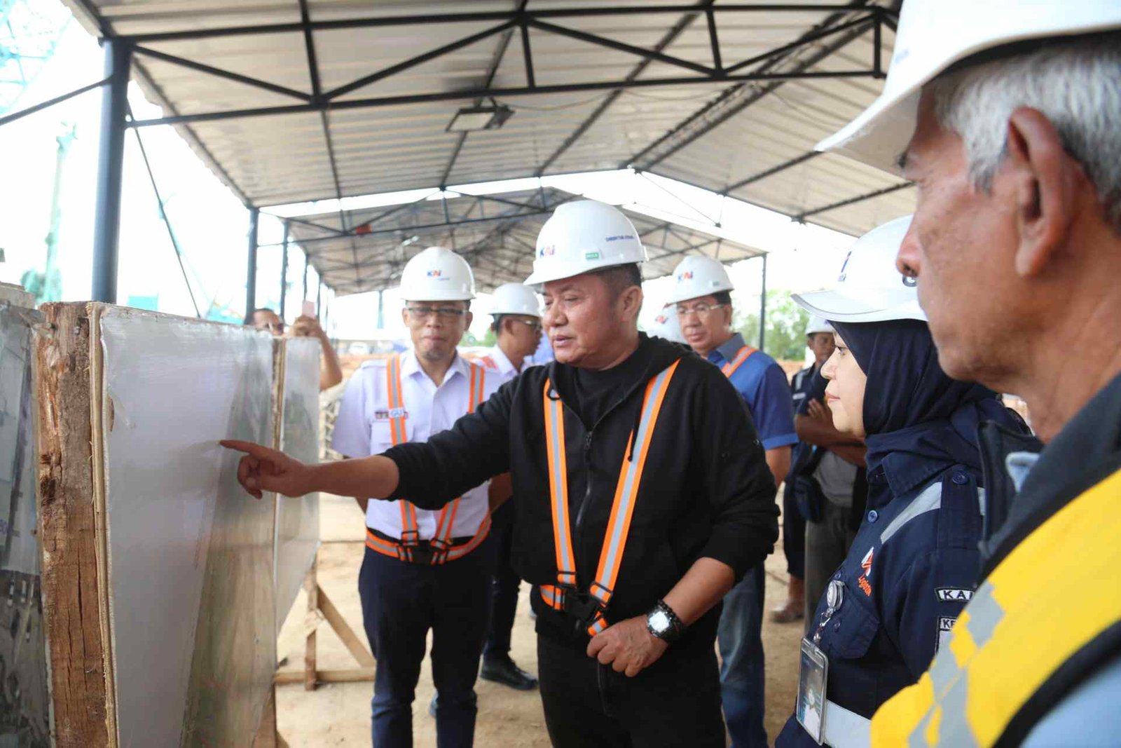 Gubernur Sumatera Selatan (Sumsel) H. Herman Deru meninjau progres pembangunan Coal Unloading Terminal Keramasan di Terminal Logistik Keramasan, Kertapati