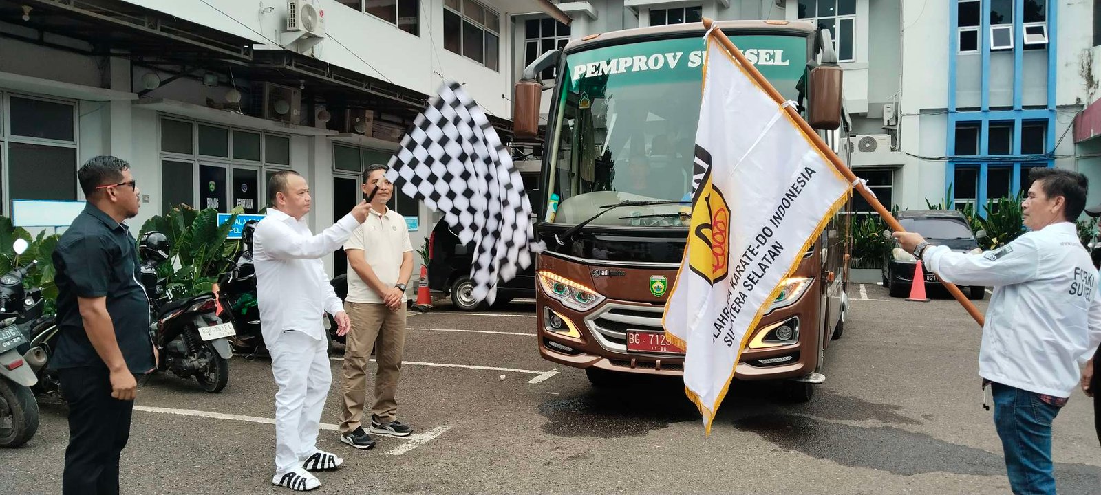 Ketum FORKI Sumsel saat melepas Kontingen Sumsel untuk berlaga pada single event olahraga karate bergengsi Kejuaraan Nasional (Kejurnas) PB FORKI III di Gelanggang Remaja Pekanbaru, Riau, 16-18 Mei 2025