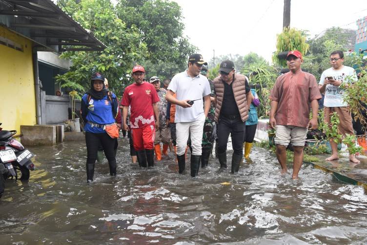 Bupati Subandi (baju putih) saat sidak banjir