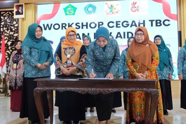 TP PKK Sidoarjo memberikan edukasi kepada para kader PKK