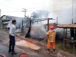 Sigap dan Tangguh, Tim Damkar Muba Berhasil Jinakkan Kobaran Api di Desa Epil