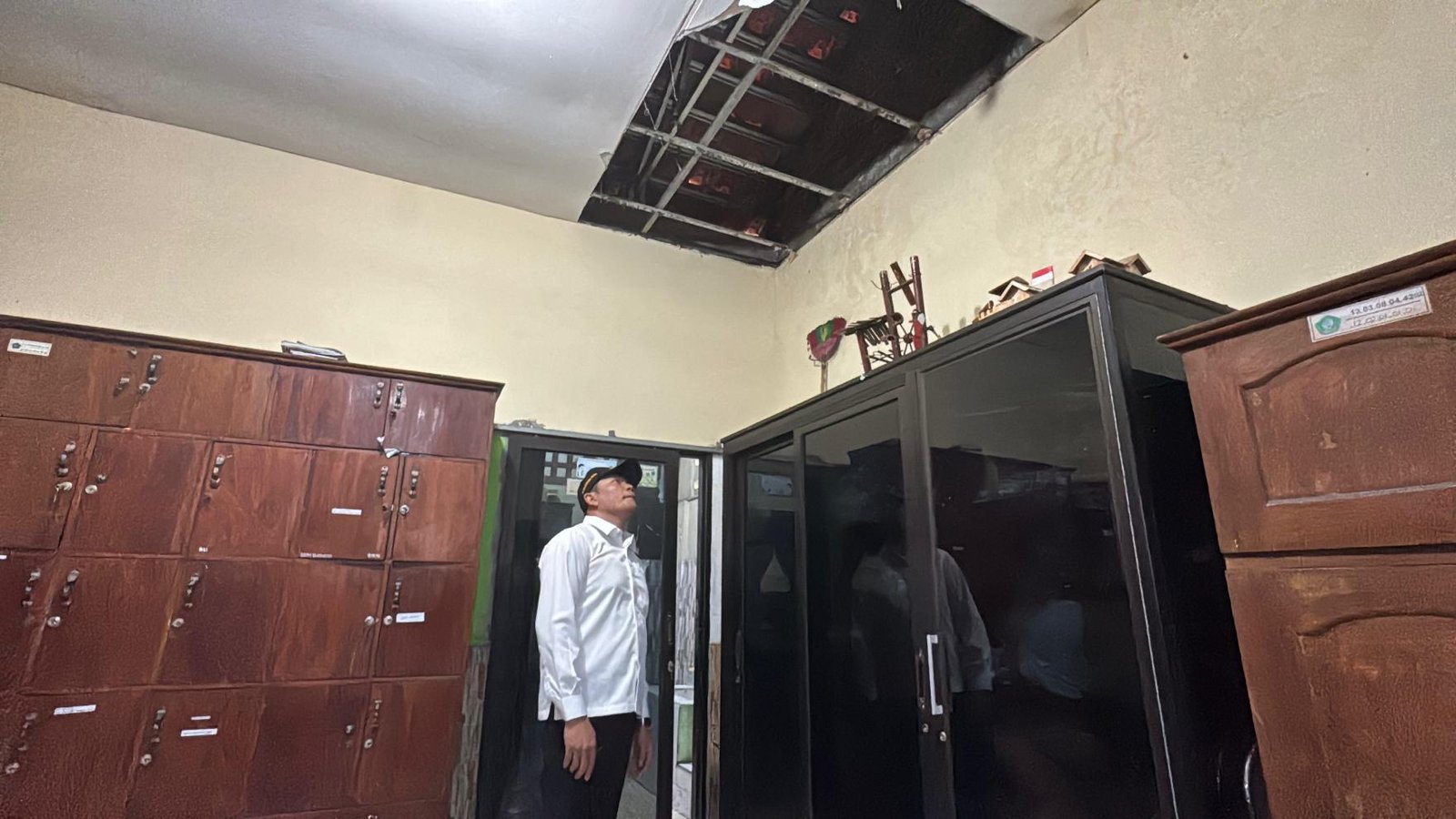 Bupati Sidoarjo, Subandi, melakukan inspeksi mendadak (Sidak) ke SMP Negeri 3 Porong, Sabtu (17/5/2025)