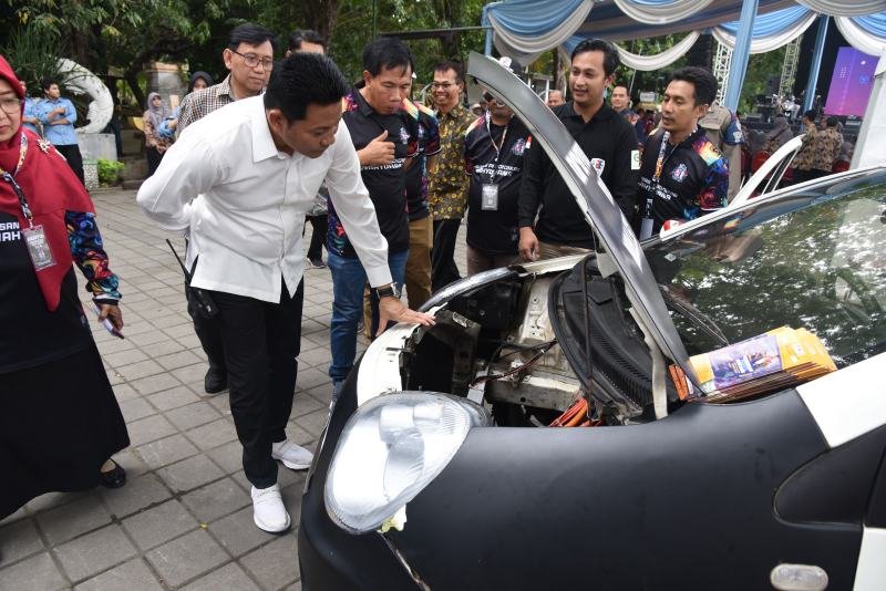 Bupati Sidoarjo H. Subandi hadiri langsung pembukaan pameran pendidikan tersebut di Alun-alun Sidoarjo, Sabtu, (17/5/2025).