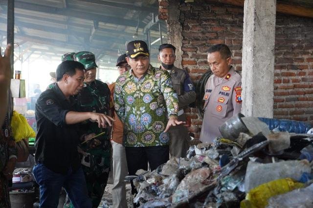 Bupati Sidoarjo Subandi melakukan sidak ke lokasi pabrik tahu di Desa Tropodo