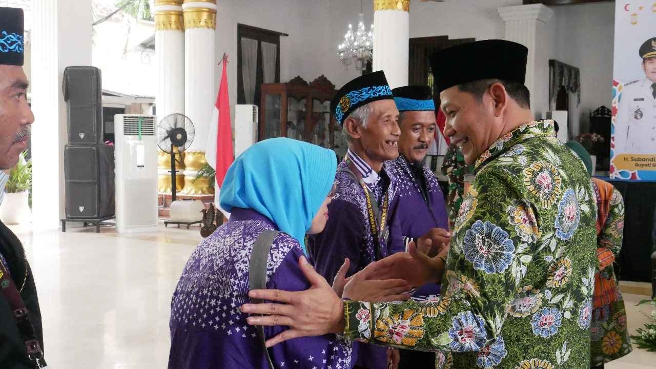 Sebanyak 752 calon jamaah Haji asal Sidoarjo secara resmi dilepas oleh Bupati Sidoarjo