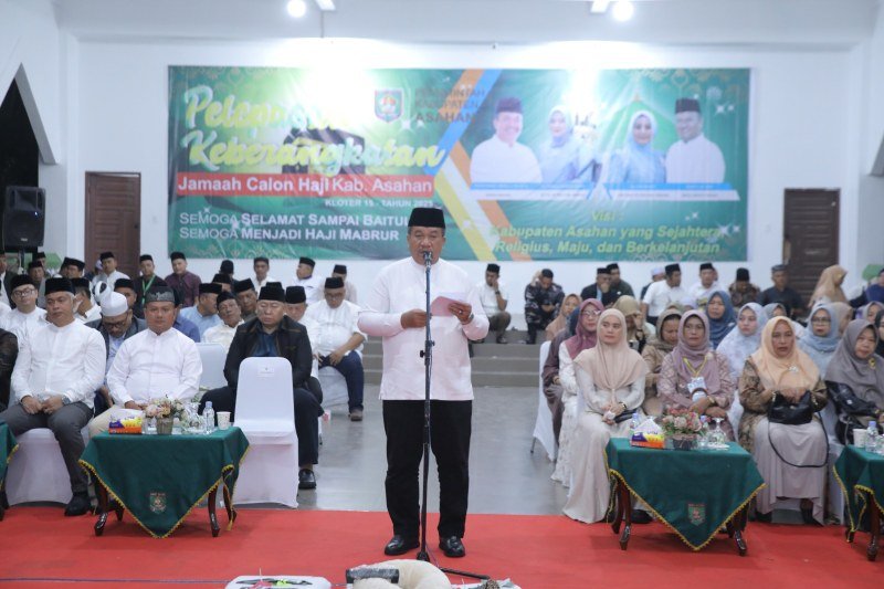 Bupati Asahan Taufik Zainal Abidin Siregar bersama Wakil Bupati Asahan, Rianto beserta Forkopimda melepas keberangkatan jemaah calon haji Kabupaten Asahan Kloter 15