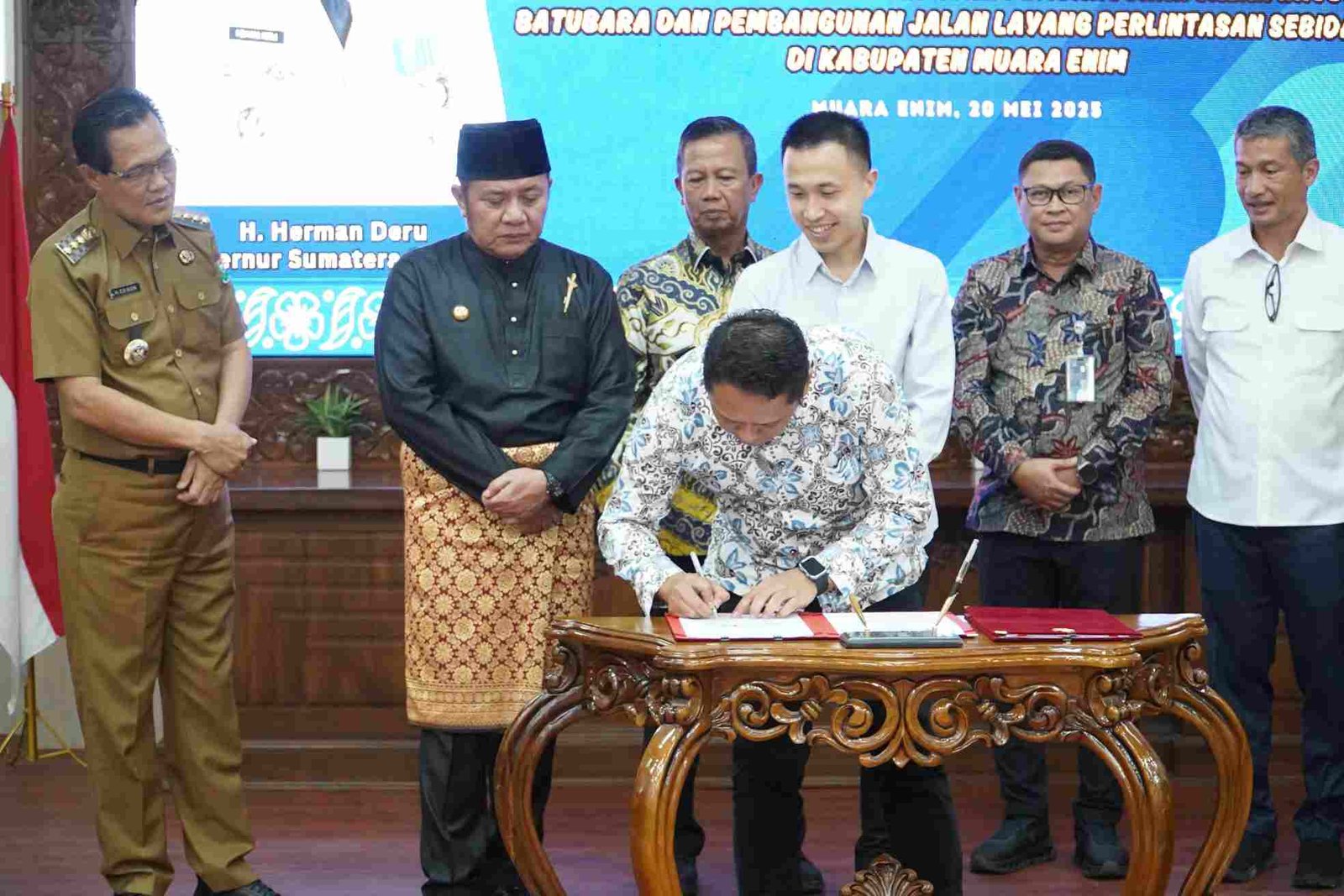penandatanganan nota kesepahaman antara Pemerintah Provinsi Sumsel, Pemkab Muara Enim, Pemkab Lahat, Balai Besar Pelaksanaan Jalan Nasional Sumsel, PT Kereta Api Indonesia (KAI), PT Bukit Asam Tbk (PTBA), serta sejumlah perusahaan tambang. Penandatanganan dilakukan di Kantor Bupati Muara Enim, Selasa (20/5/2025).
