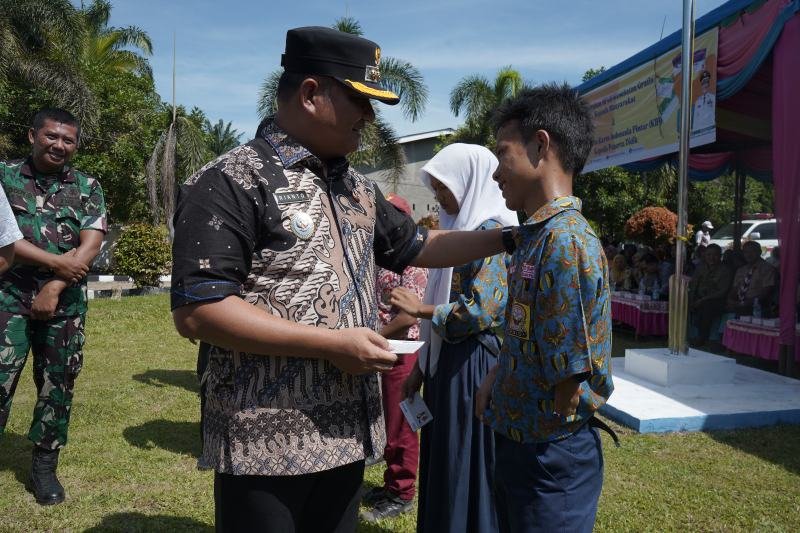 Wakil Bupati Asahan Serahkan BPJS Kesehatan Gratis dan KIP di 8 Kecamatan