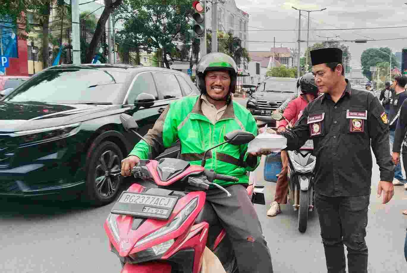 Ketua Umum DJOSS, Mardian saat membagikan 500 Nasi Kotak di depan kantor Walikota Palembang