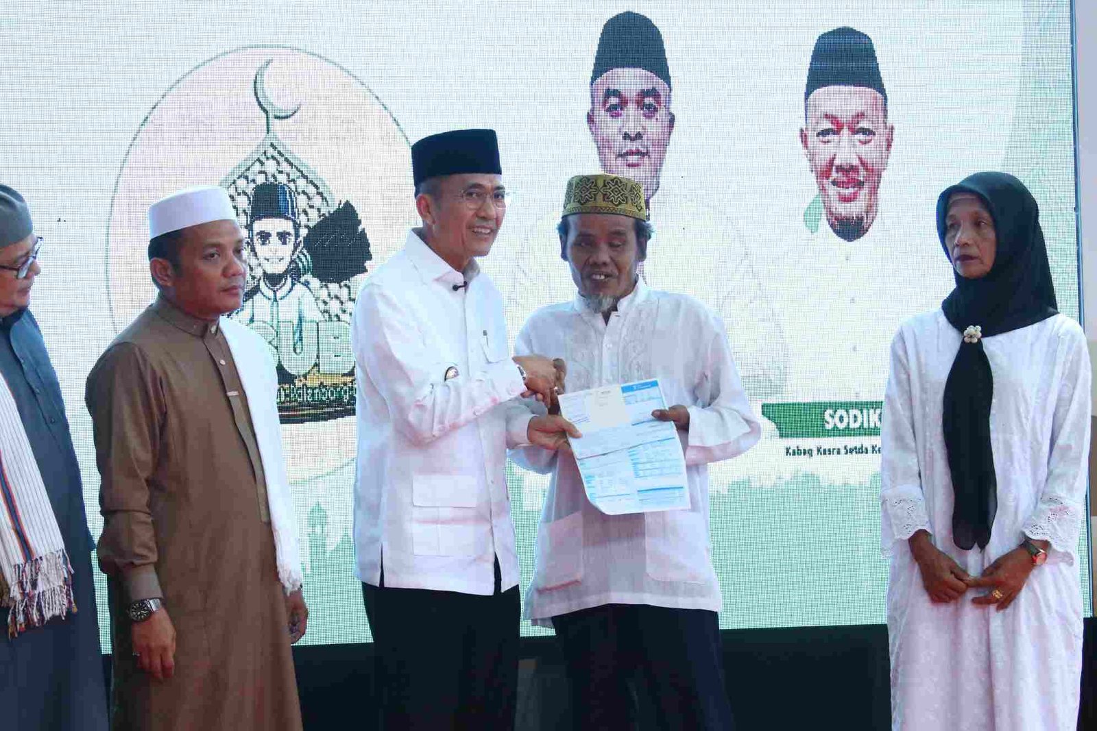 Walikota Palembang, Ratu Dewa saat memberikan Insentif Marbot
