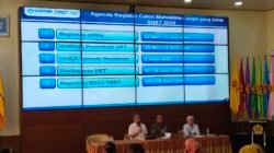 Rektor Unsri Prof. Dr. Taufik Marwah, SE., M.Si didampingi Wakil Rektor I Prof. Dr. Ir. H. Rujito Agus Suwinyo, M.Agr sekaligus Ketua Panitia PMB Unsri dan Ketua Tim Sosialisasi SNBP, SNBT dan SM Unsri Prof. Dr. H. Zulkifli Dahlan, M.Si., DEA dalam keterangan persnya di Gedung UPT Bahasa, Unsri, Kamis (23/5/2025).