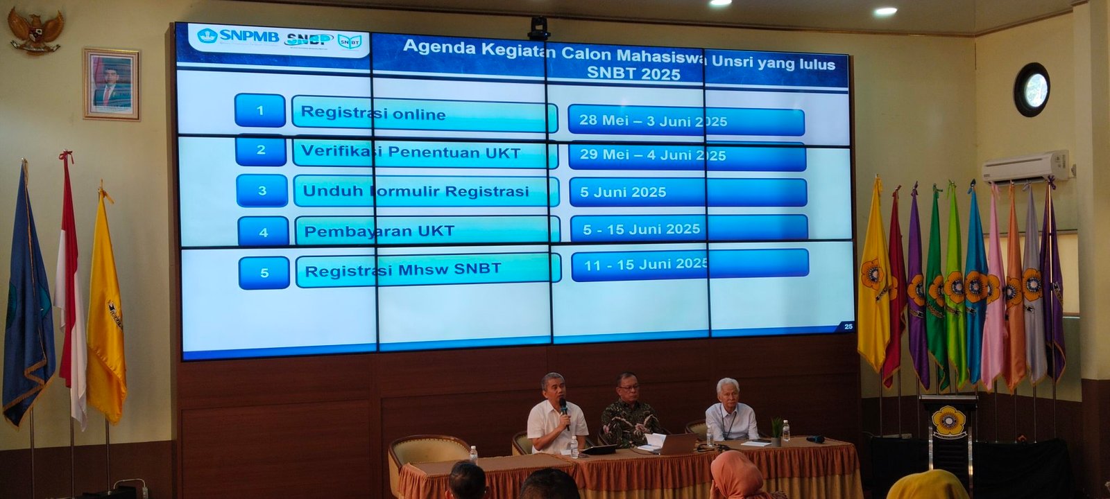 Rektor Unsri Prof. Dr. Taufik Marwah, SE., M.Si didampingi Wakil Rektor I Prof. Dr. Ir. H. Rujito Agus Suwinyo, M.Agr sekaligus Ketua Panitia PMB Unsri dan Ketua Tim Sosialisasi SNBP, SNBT dan SM Unsri Prof. Dr. H. Zulkifli Dahlan, M.Si., DEA dalam keterangan persnya di Gedung UPT Bahasa, Unsri, Kamis (23/5/2025).