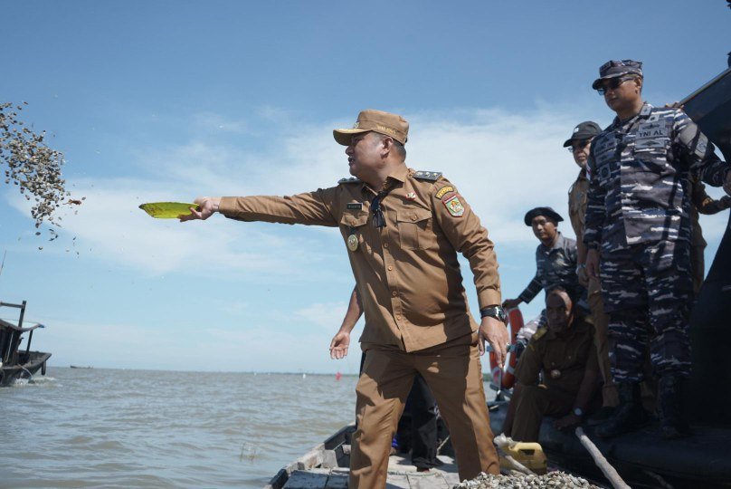 Wakil Bupati Asahan Rianto melakukan tabur benih kerang dara