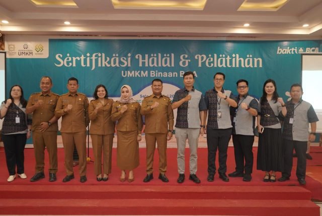 Wakil Bupati Asahan Rianto saat membuka pelatihan sertifikasi halal yang diselenggarakan oleh BCA, Selasa (27/05/2025) di aula Hotel Marina.