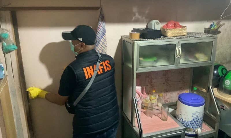 Polisi saat mengevakuasi jenazah korban bunuh diri di Gondomanan, Yogyakarta. (Foto : Polresta Yogyakarta)