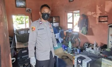 Polisi saat olah TKP, penemuan jenazah DS, seorang mekanik elektronik. (Foto : Polresta Yogyakarta)
