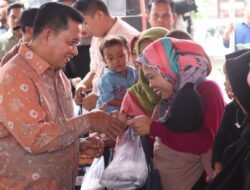 Giatkan GEMARIKAN, Bupati Askolani Dan Anggota Komisi IV DPR RI Beri Bantuan Makanan Serba Ikan