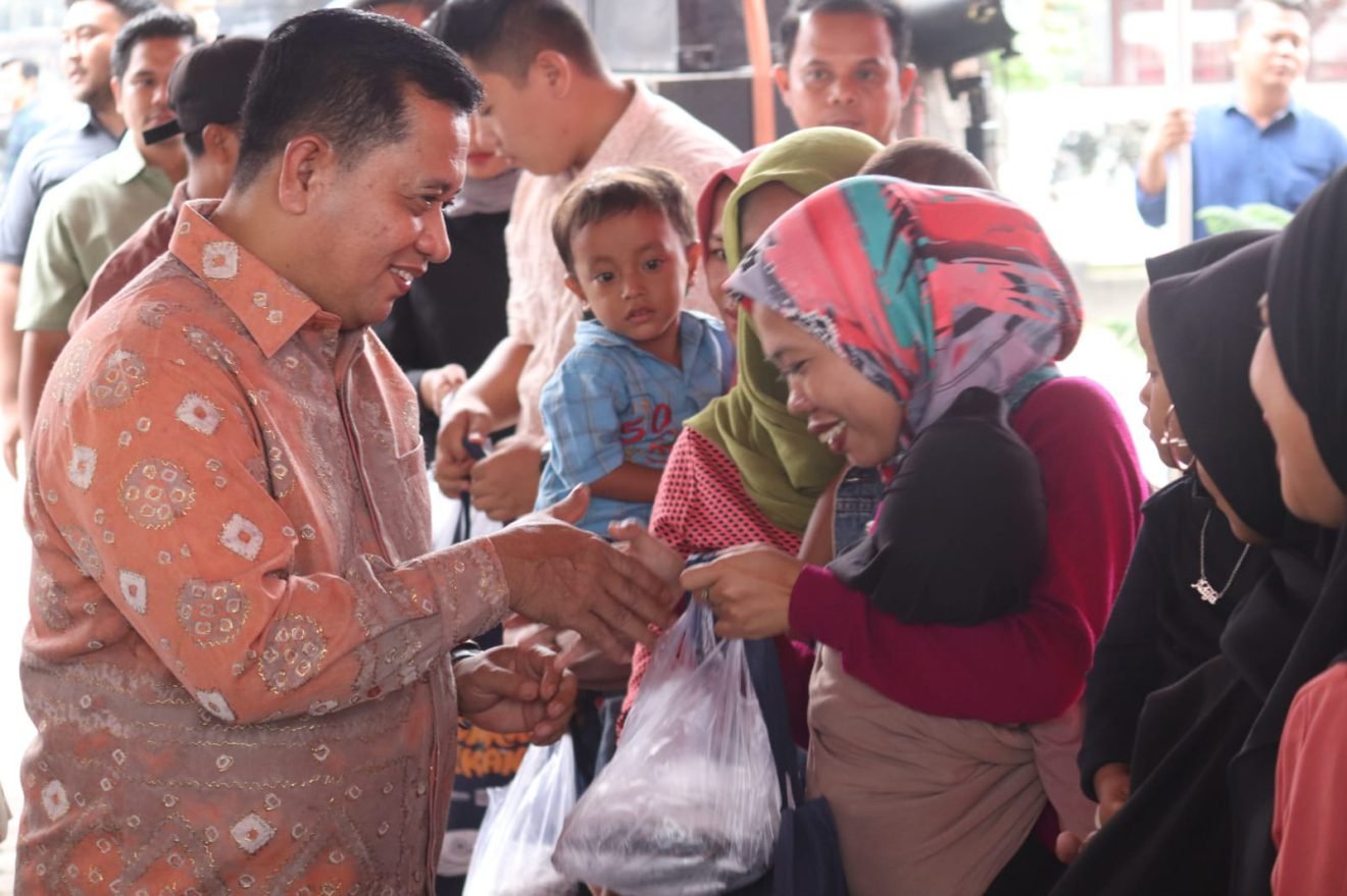 Bupati Askolani Dan Anggota Komisi IV DPR RI Kartika Beri Bantuan Makanan Serba Ikan