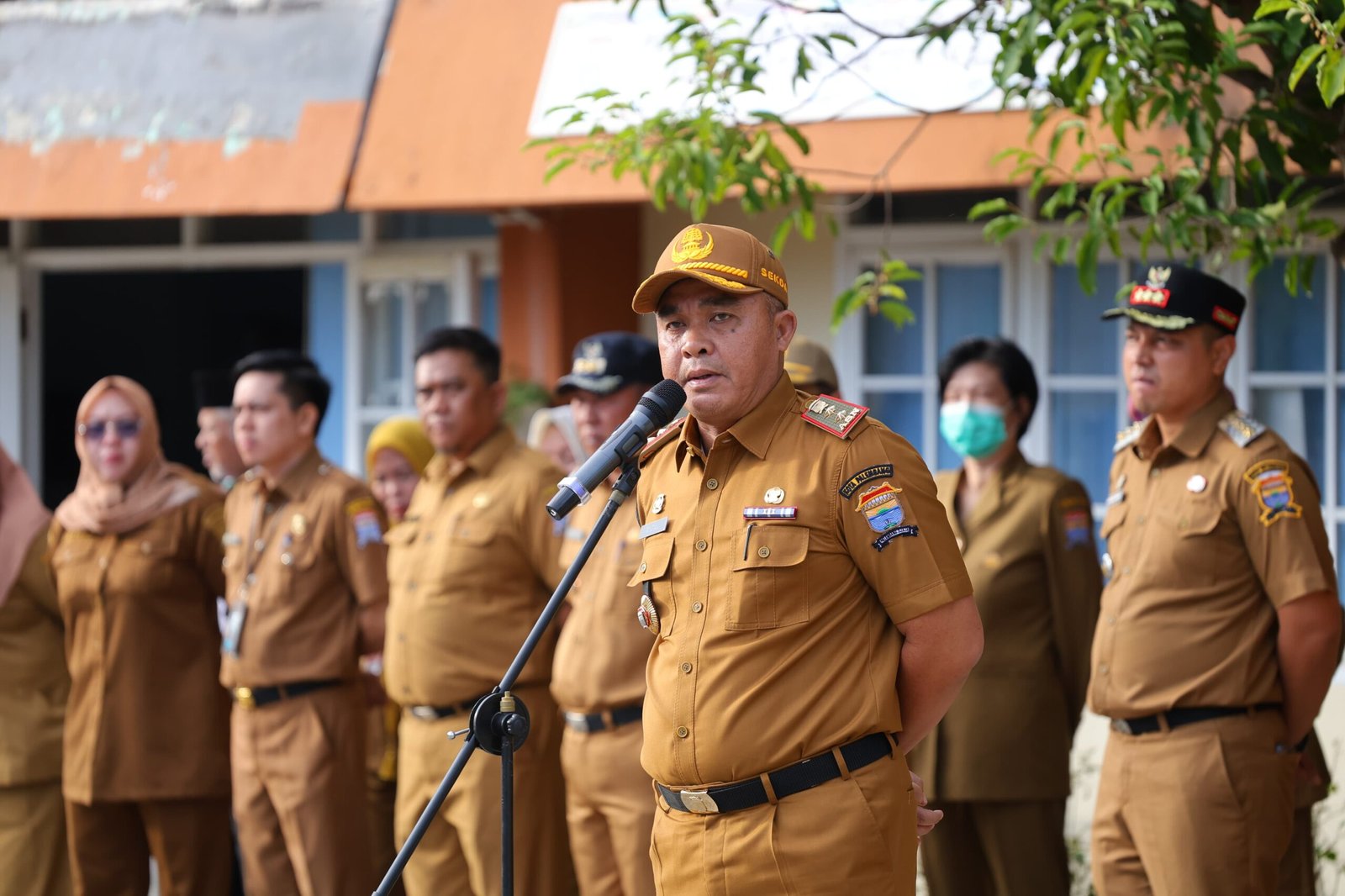 Sakretaris Daerah (Sekda) Kota Palembang Aprizal Hasyim pimpin apel rutin bagi Aparatur Sipil Negara (ASN) di Kecamatan Kalidoni