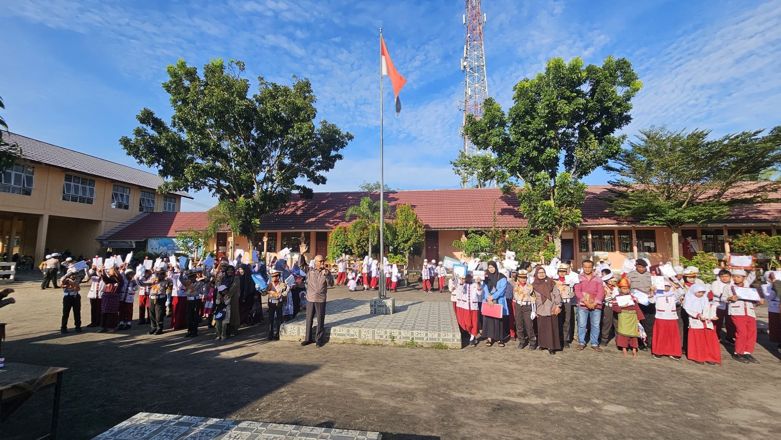 Pembagian Rapor SDN 02 Indralaya Utara Diawali Aktraksi Ektrakurikuler