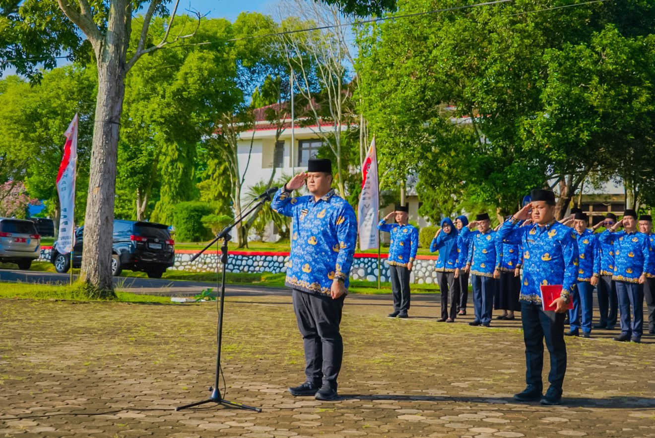 Sekretaris Daerah Banyuasin, Erwin Ibrahim menghadiri sekaligus memimpin apel gabungan