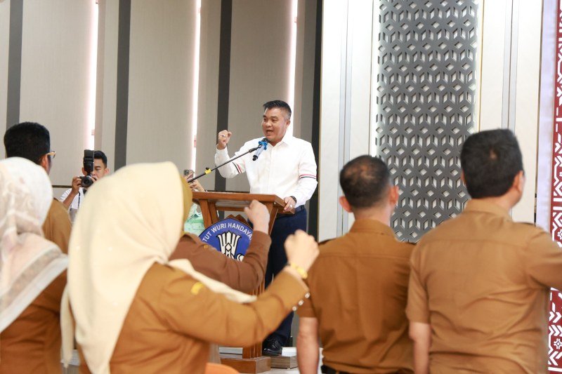 Sekretaris Daerah (Sekda) Aprizal Hasyim saat memberikan sosialisasi dan pengarahan terkait program Palembang Cerdas kepada seluruh kepala sekolah