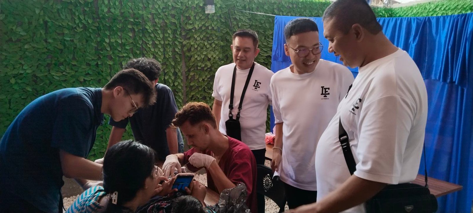 Ketua La Familia Palembang Herman Wijaya dan Tim La Familia Jakarta Edi saat meninjau sunatan masal