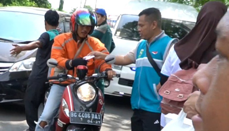 Pengurus National Paralympic Committee Indonesia (NPCI) Sumsel, para pelatih dan atlet disabilitas menggelar aksi berbagi