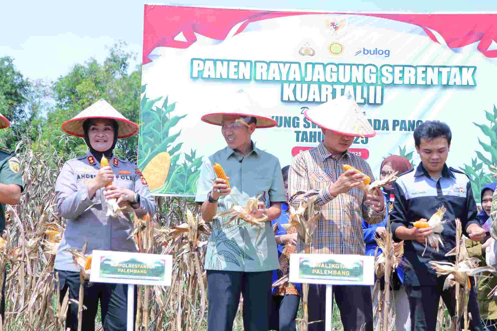 Wali Kota Palembang Ratu Dewa mengikuti zoom meeting pelaksanaan panen raya jagung kuartal II secara serentak bersama Presiden Republik Indonesia Prabowo Subianto