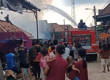 Aksi Cepat Damkar Muba dan Warga Cegah Meluasnya Api