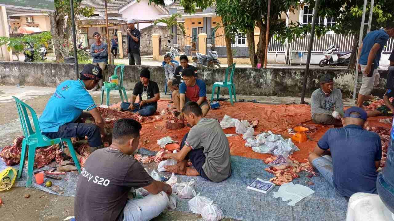 Warga Komplek Perumahan Tiga Putri, RT 46 Kelurahan Bukit Lama, Kecamatan Ilir Barat I, Kota Palembang, kembali melaksanakan pemotongan hewan kurban