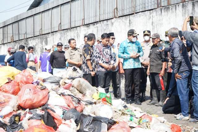 Bupati Subandi langsung turun ke lokasi dan memerintahkan pengelolaan dialihkan ke DLHK.