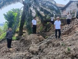 Tinjau Langsung 9 Rumah Terdampak Longsor di Kelurahan Ngulak