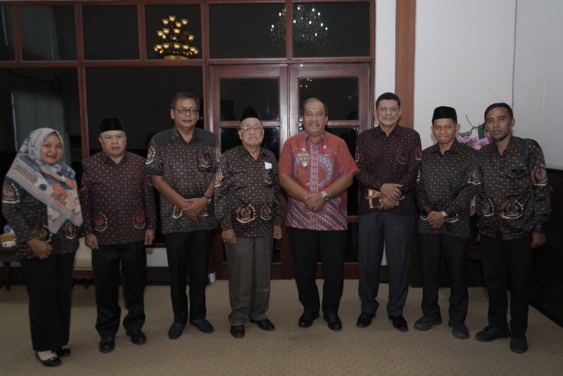 Bupati Asahan saat menerima kunjungan pengurus DHC 45, Kamis (12/06/2025) di ruang kerjanya.